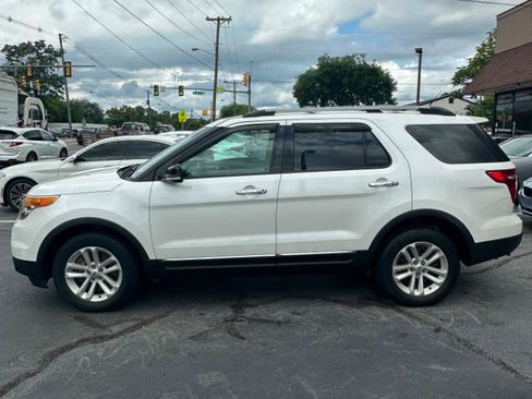 Used 2014 Ford Explorer XLT w/ Equipment Group 201A AWD/4WD image 2