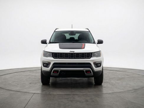 Used 2025 Jeep Compass Trailhawk AWD/4WD image 2