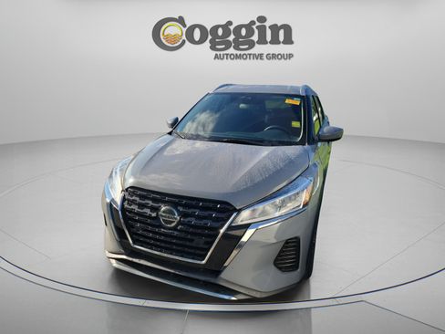 Used 2021 Nissan Kicks SV FWD image 1
