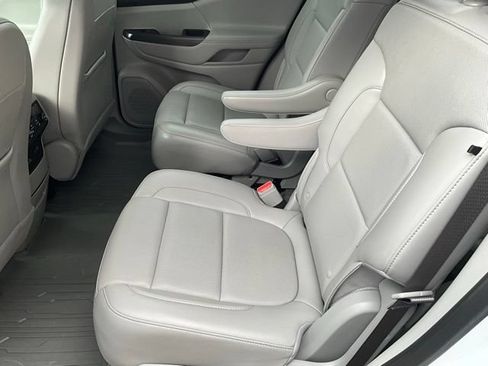 Used 2023 GMC Acadia SLT w/ Technology Package FWD image 15
