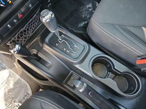Used 2017 Jeep Wrangler Unlimited Sahara w/ Connectivity Group AWD/4WD image 25