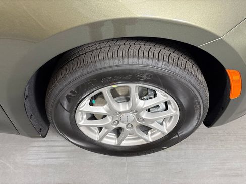 New 2027 Chrysler Pacifica Select FWD image 11