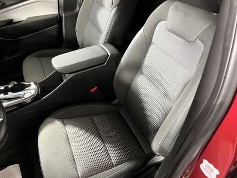 Used 2025 Chevrolet Trax LT w/ LT Convenience Package image 15