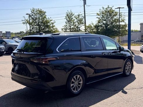 Used 2023 Toyota Sienna XLE FWD image 6