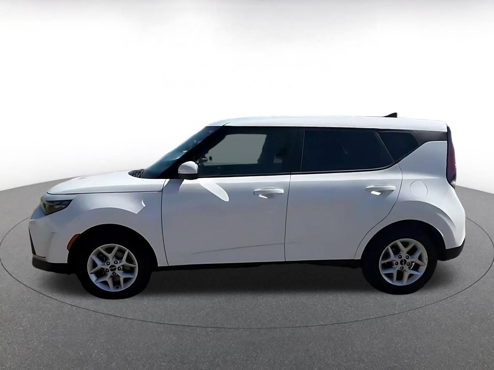 Used 2025 Kia Soul LX w/ LX Technology Package FWD image 7