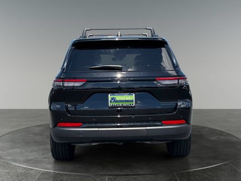 Used 2024 Jeep Grand Cherokee Limited w/ Black Appearance Package AWD/4WD image 9