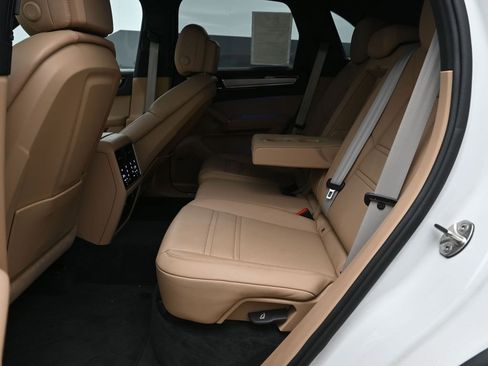 Certified 2023 Porsche Cayenne Platinum Edition image 15