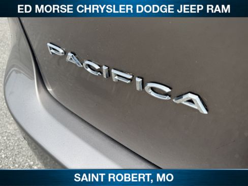 Used 2017 Chrysler Pacifica Touring-L FWD image 10