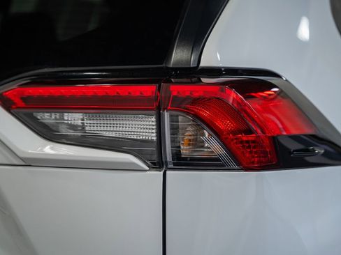 Used 2021 Toyota RAV4 XLE w/ Convenience Package FWD image 6