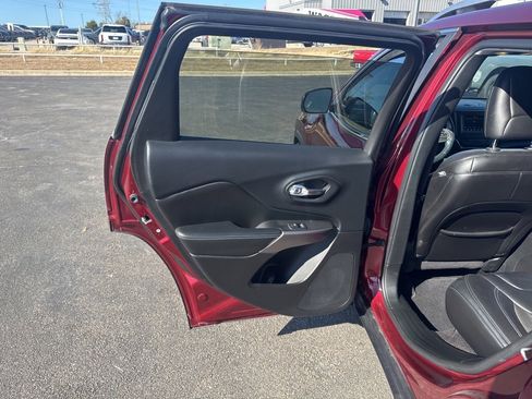 Used 2019 Jeep Cherokee Latitude Plus w/ Comfort/Convenience Group image 24