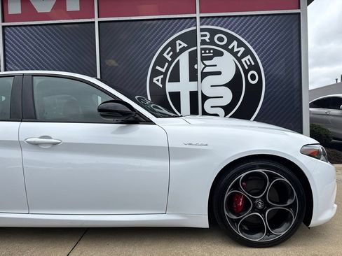 Used 2023 Alfa Romeo Giulia Veloce AWD/4WD image 3