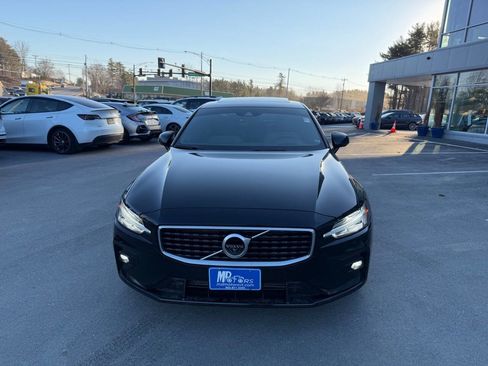Used 2020 Volvo S60 T6 R-Design image 3