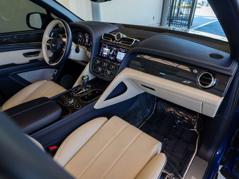 Used 2022 Bentley Bentayga AWD/4WD image 18