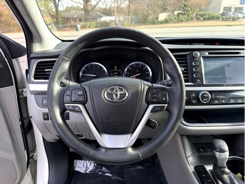 Used 2014 Toyota Highlander Limited image 18