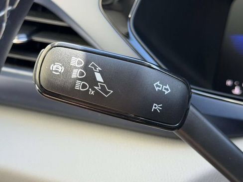 Certified 2023 Volkswagen Taos SE w/ Panoramic Sunroof Package AWD/4WD image 25