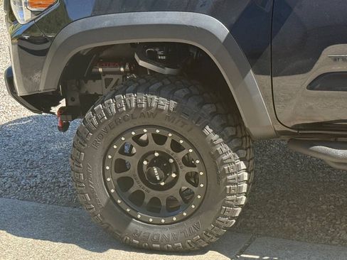 Used 2019 Toyota Tacoma TRD Off-Road w/ Technology Package AWD/4WD image 39