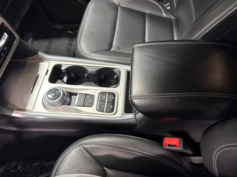 Used 2024 Ford Explorer XLT RWD image 33