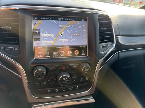 Used 2017 Jeep Grand Cherokee Overland AWD/4WD image 12