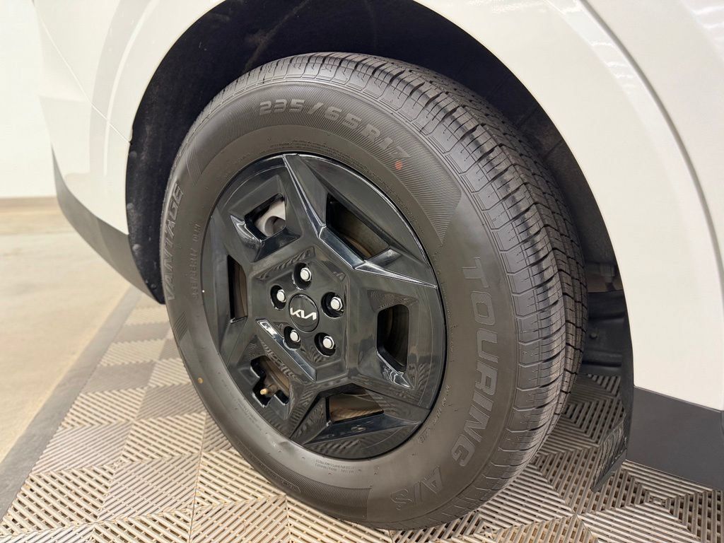 Used 2025 Kia Carnival FWD image 10