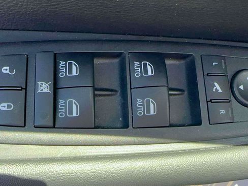 Used 2025 Chrysler Pacifica Limited FWD image 13