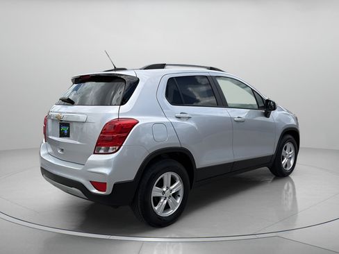 Used 2022 Chevrolet Trax LT w/ LT Convenience Package FWD image 3