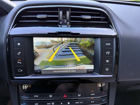 Used 2018 Jaguar F-PACE Premium image 25