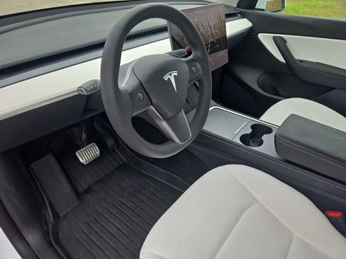 Used 2022 Tesla Model Y Long Range image 6