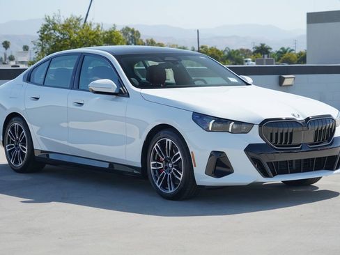 New 2026 BMW 550e xDrive w/ Premium Package image 3