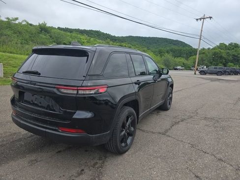 Used 2023 Jeep Grand Cherokee Altitude AWD/4WD image 11