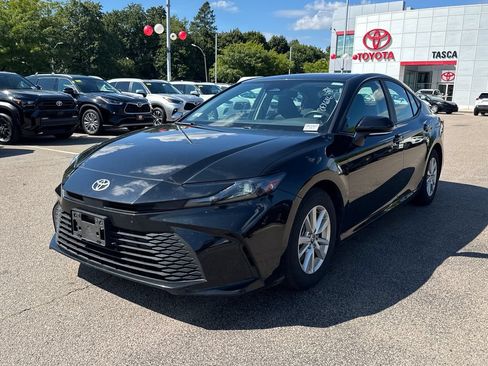 Used 2025 Toyota Camry LE FWD image 3