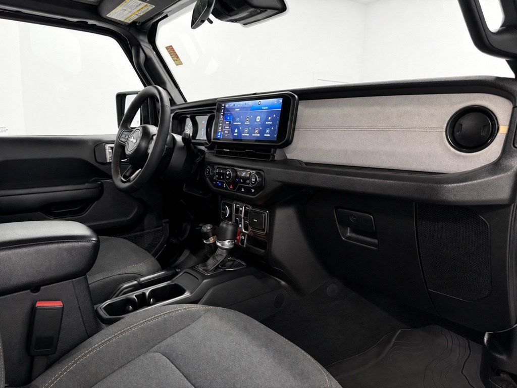 Used 2024 Jeep Wrangler Unlimited AWD/4WD image 16