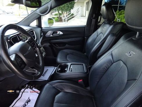 Used 2021 Chrysler Pacifica Touring-L w/ Uconnect Theater Family Group image 13