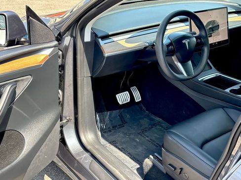 Used 2023 Tesla Model Y Performance image 9