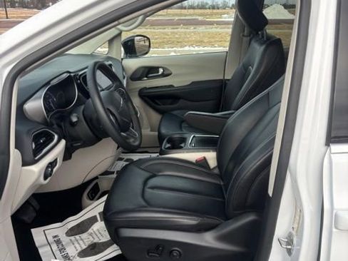 Used 2024 Chrysler Pacifica Touring-L FWD image 6