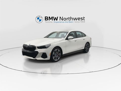 Used 2025 BMW 530i xDrive w/ M Sport Package image 9