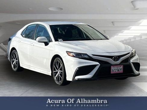 Used 2024 Toyota Camry SE image 1