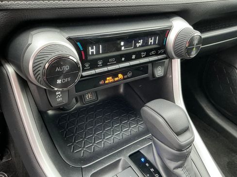 Used 2025 Toyota RAV4 XLE FWD image 20