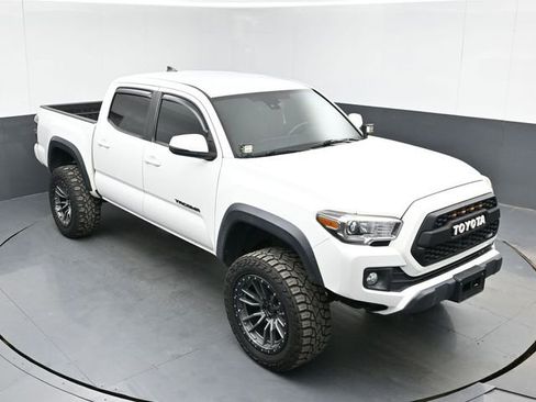 Used 2019 Toyota Tacoma TRD Off-Road w/ Technology Package image 32