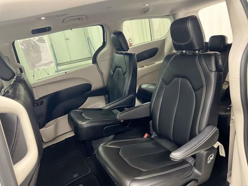 Used 2024 Chrysler Pacifica Touring-L image 22