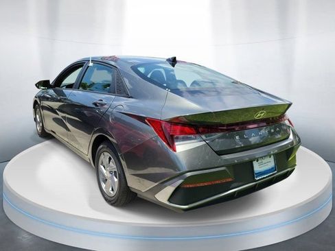 Certified 2024 Hyundai Elantra SE FWD image 3