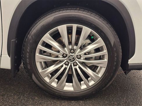 Used 2025 Toyota Highlander Platinum image 9
