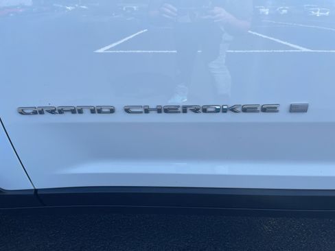 Used 2022 Jeep Grand Cherokee L Limited w/ Luxury Tech Group II image 11