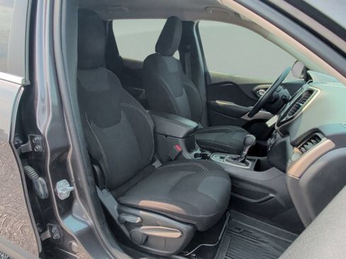 Used 2017 Jeep Cherokee Latitude w/ Comfort & Sound Group FWD image 36