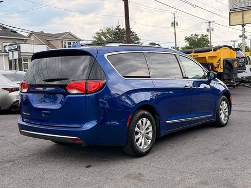 Used 2019 Chrysler Pacifica Touring-L FWD image 7
