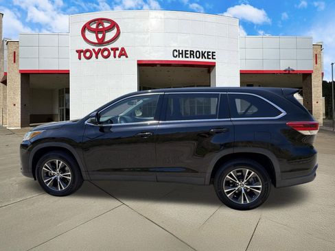Used 2019 Toyota Highlander LE FWD image 8