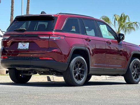 Certified 2024 Jeep Grand Cherokee Altitude AWD/4WD image 3