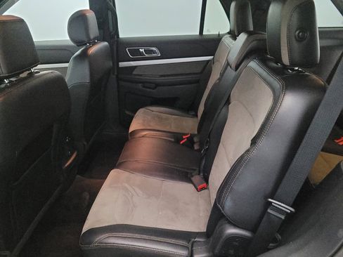 Used 2017 Ford Explorer XLT w/ Equipment Group 202A AWD/4WD image 18