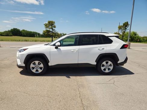 Used 2019 Toyota RAV4 XLE FWD image 4