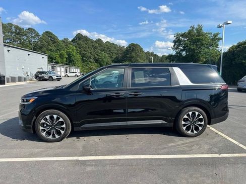 Used 2024 Kia Carnival EX FWD image 2