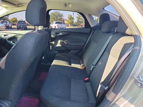 Used 2018 Ford Focus SE w/ SE Appearance Package FWD image 11